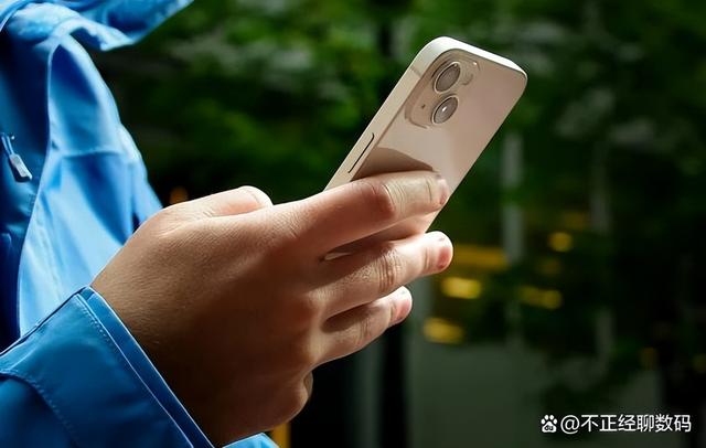 苹果 iPhone 13 评测：大众iPhone，躺平之余依旧能赚你的钱